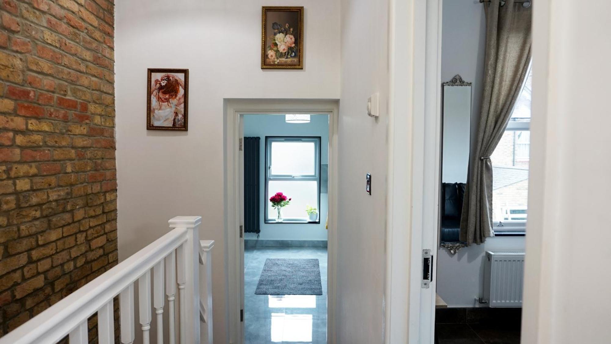 Beautiful London Home Sleeps 6, 2 Minutes To Metro Экстерьер фото