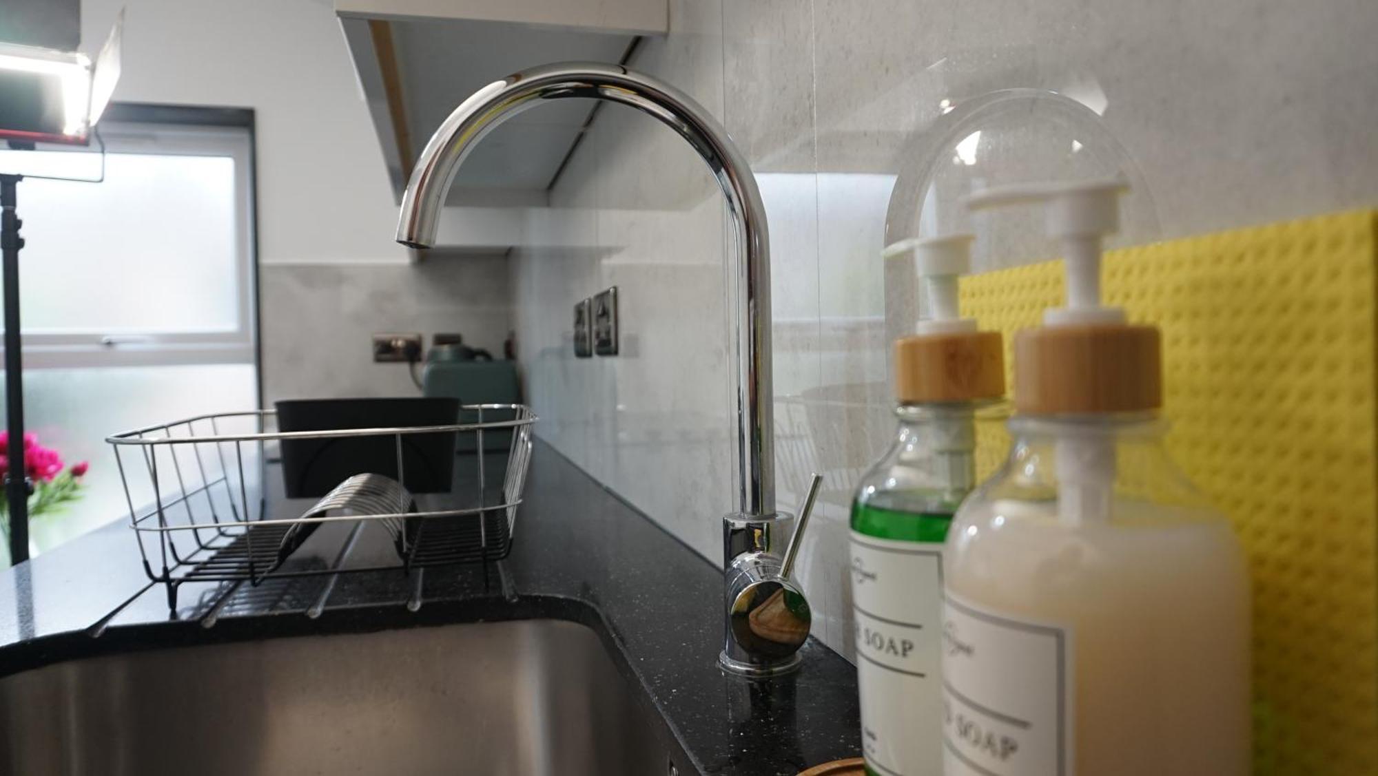 Beautiful London Home Sleeps 6, 2 Minutes To Metro Экстерьер фото