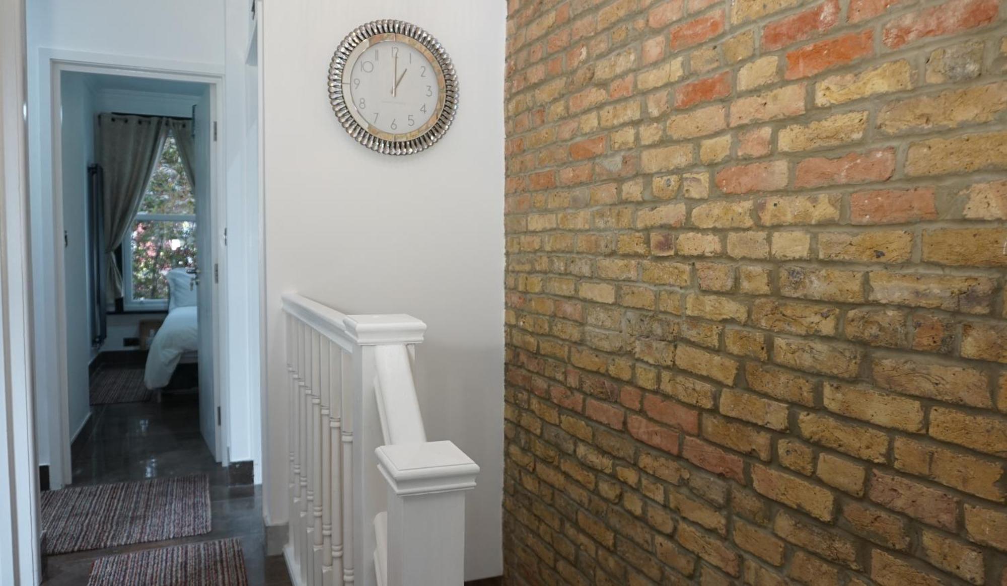 Beautiful London Home Sleeps 6, 2 Minutes To Metro Экстерьер фото