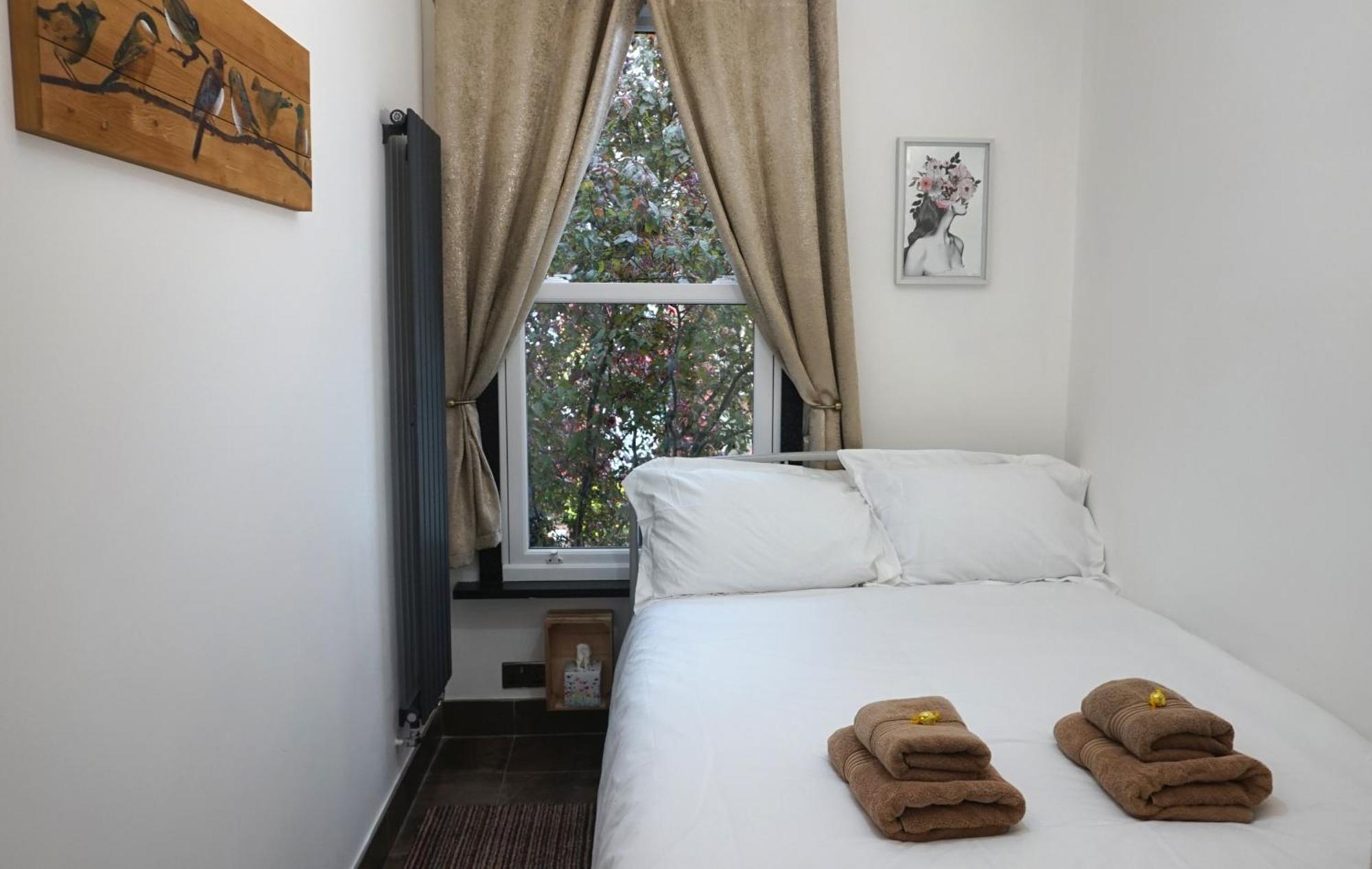 Beautiful London Home Sleeps 6, 2 Minutes To Metro Экстерьер фото
