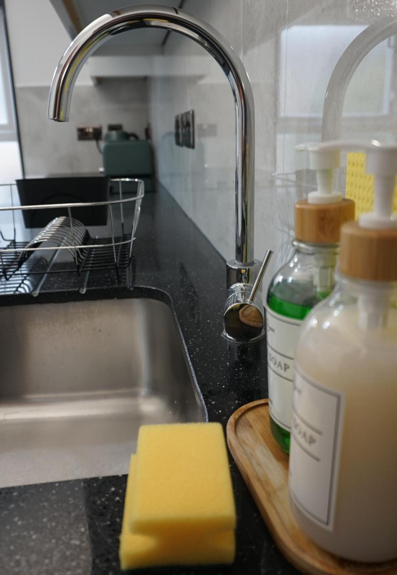 Beautiful London Home Sleeps 6, 2 Minutes To Metro Экстерьер фото