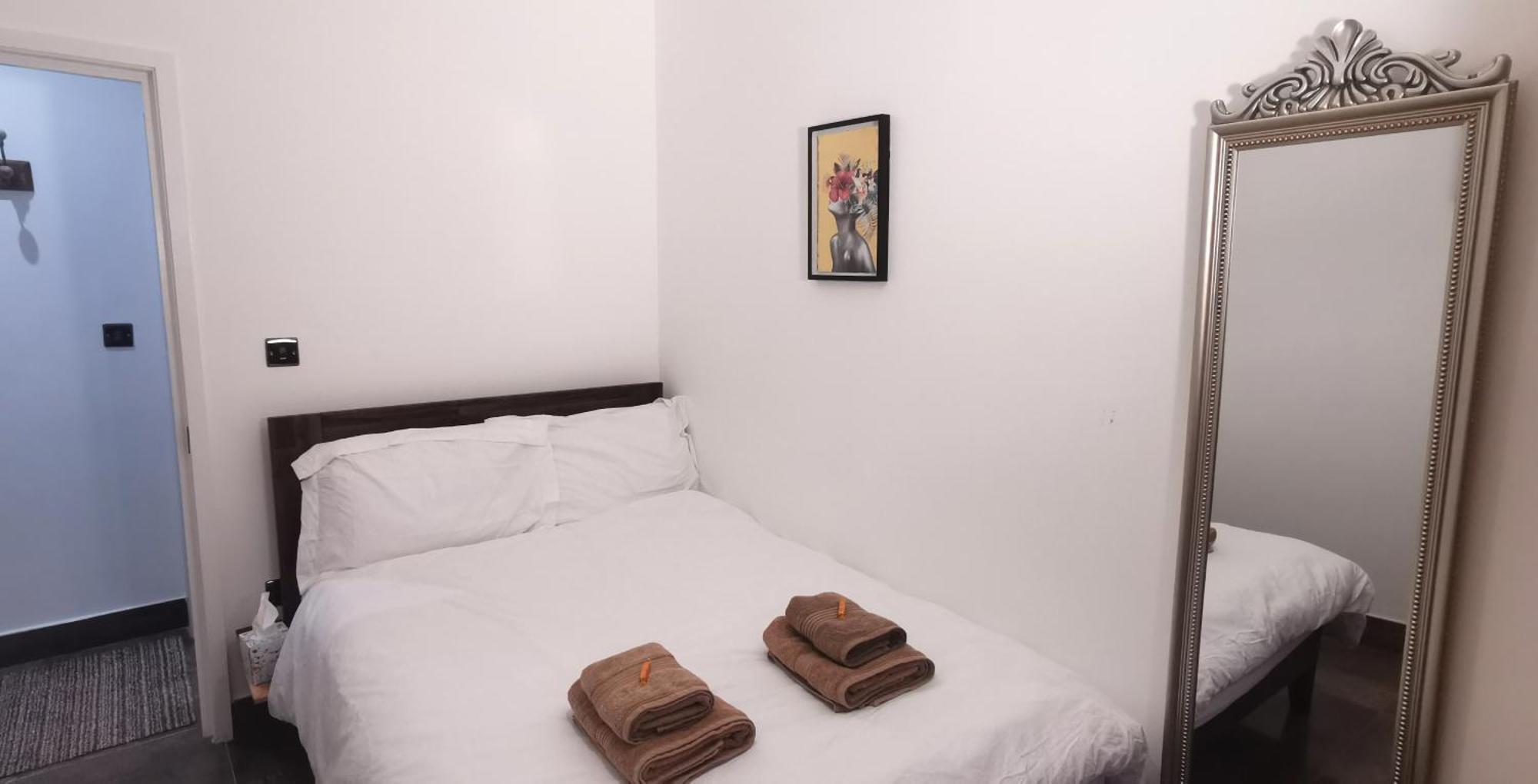 Beautiful London Home Sleeps 6, 2 Minutes To Metro Экстерьер фото