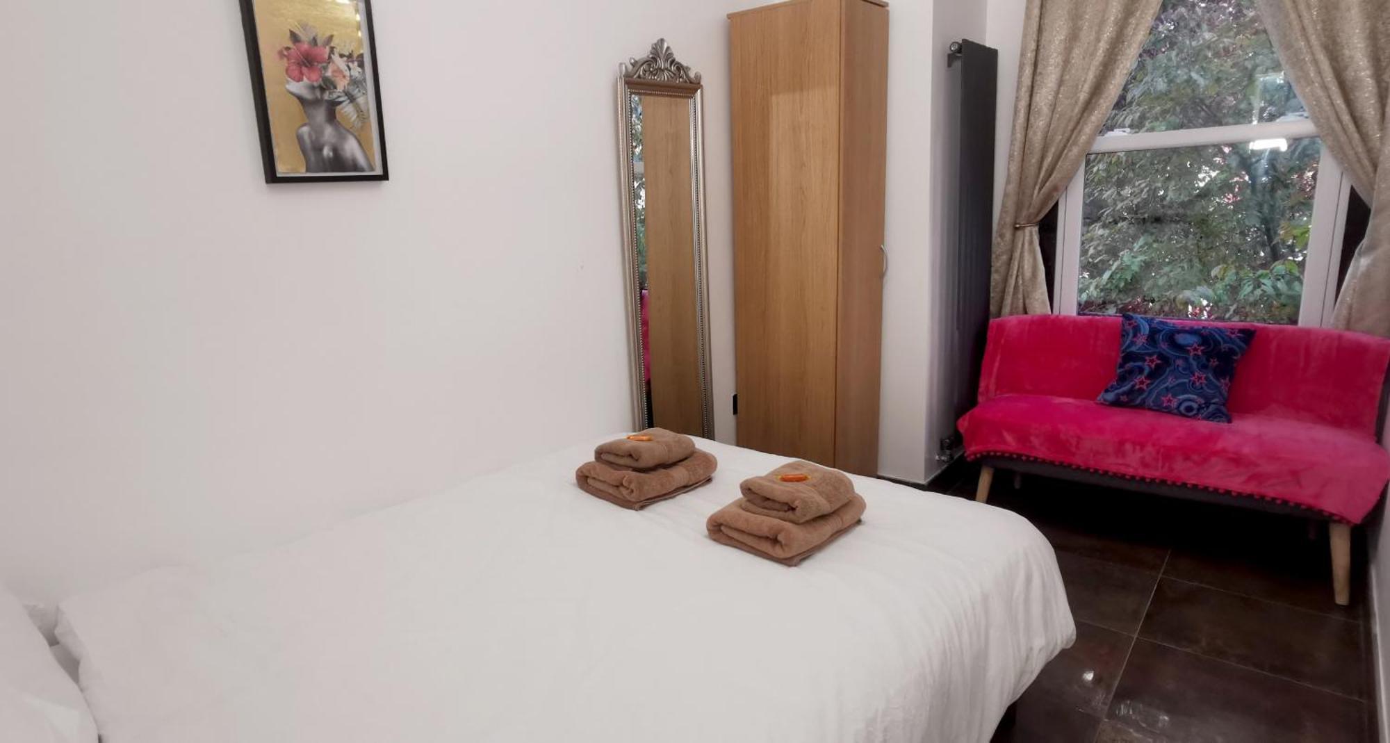 Beautiful London Home Sleeps 6, 2 Minutes To Metro Экстерьер фото